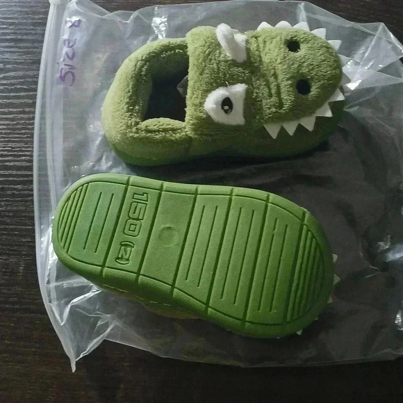 Toddler size 8..green croc slippers .hypoallergenic.. - Picture 4 of 4